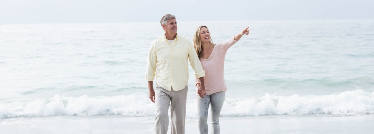 ouder stelletje hand in hand op het strand