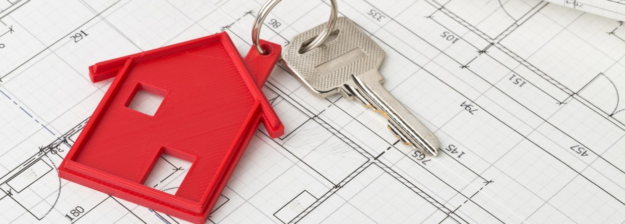 Sleutel met rode hanger in de vorm van een huis