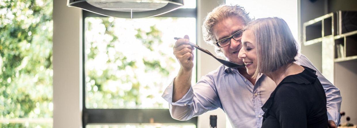 Oudere man en vrouw in de keuken