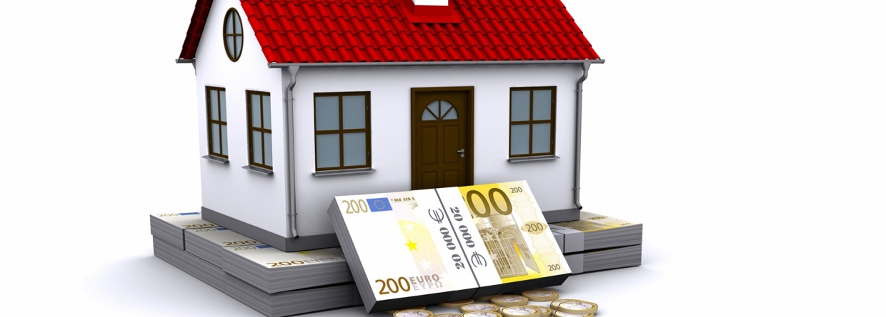 Stapel bankbiletten waarop een huis afbeelding staat met een pad van euromunten en bankbiljetten voor de deur