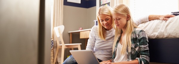 Moeder en dochter thuis