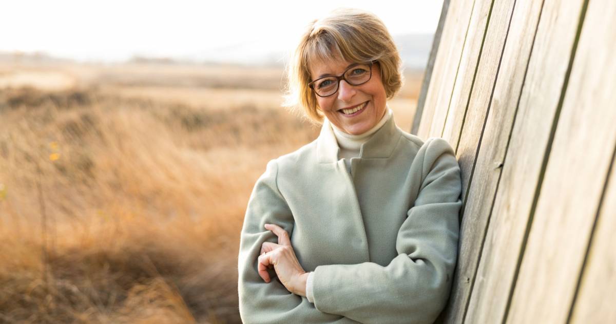 Gelukkige oudere vrouw in de natuur